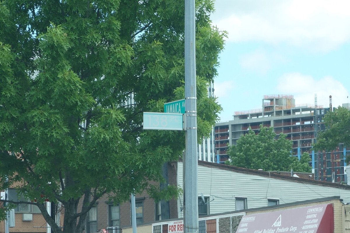 Jamaica Avenue street sign in Queens near Good Grades dispensary