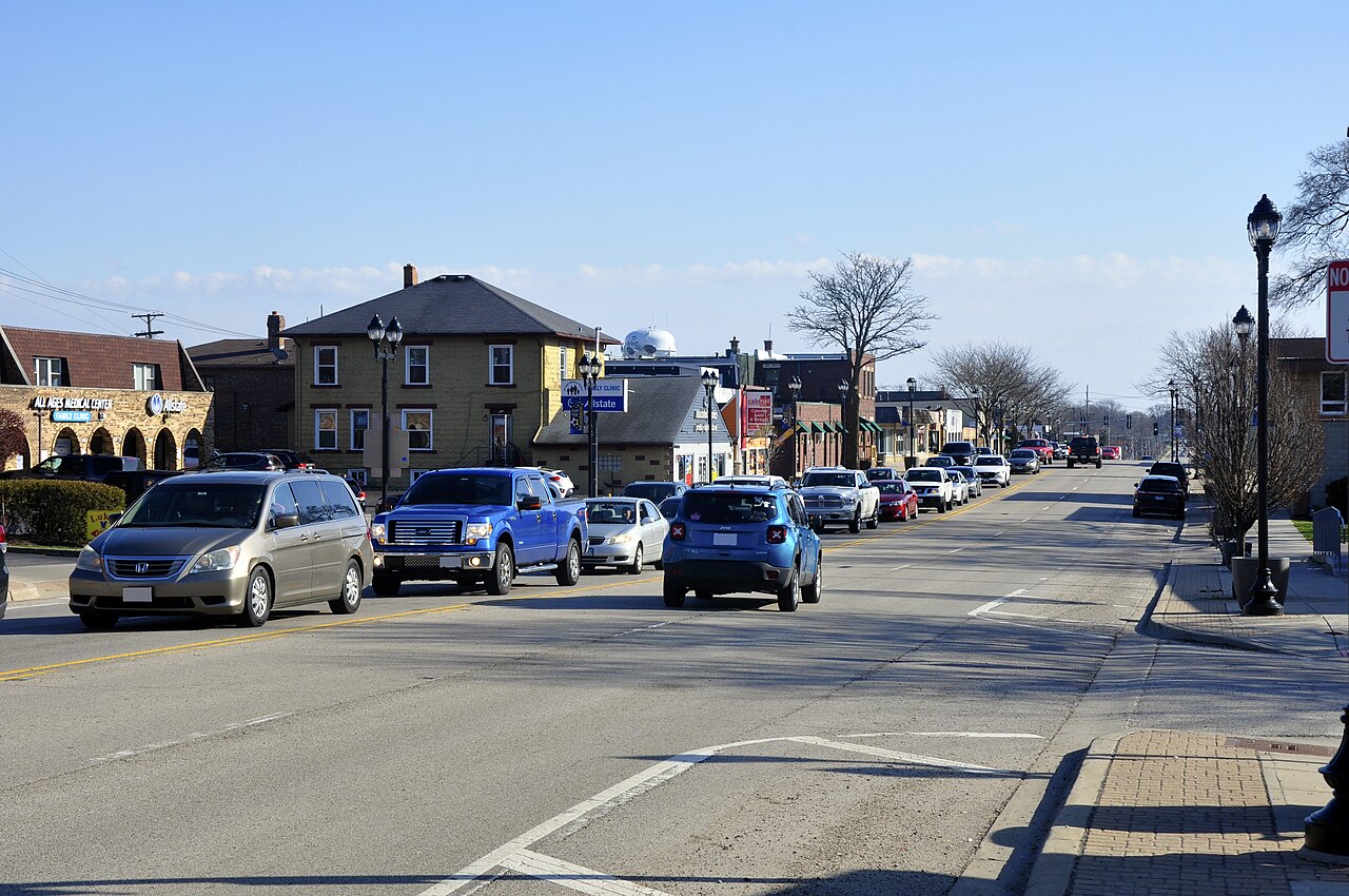 Downtown Mundelein Illinois street scene, RISE Mundelein cannabis consumption lounge sits a mile from this corridor